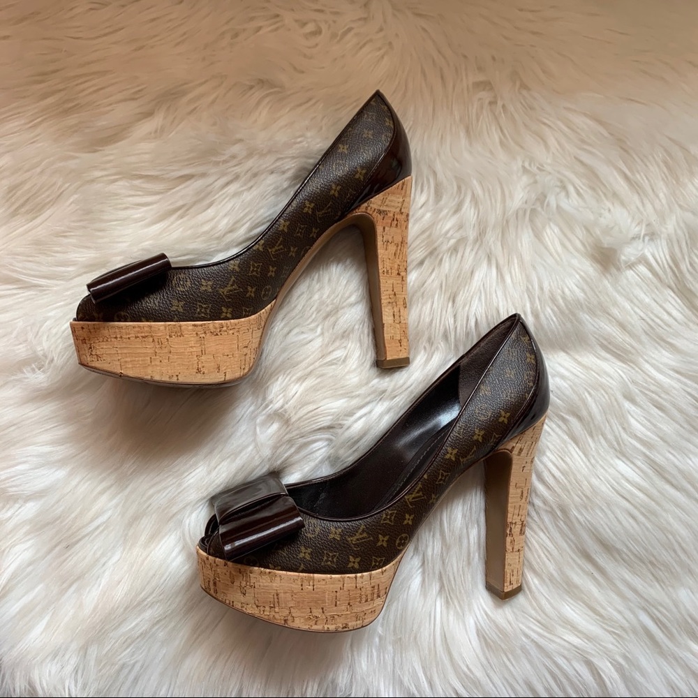 LOUIS VUITTON Logo Monogram Bow Cork Rivoli Pumps - Picture 3 of 9